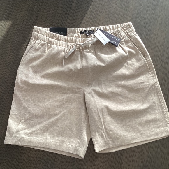 Banana Republic Mens Shorts - NWT - Core Temp Easy Fit - Size M - Picture 1 of 4